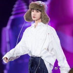 汪苏泷最近的穿搭简直是“奶”到没朋友，浅色系衣服让他的少年感更浓，笑起来眼睛弯成