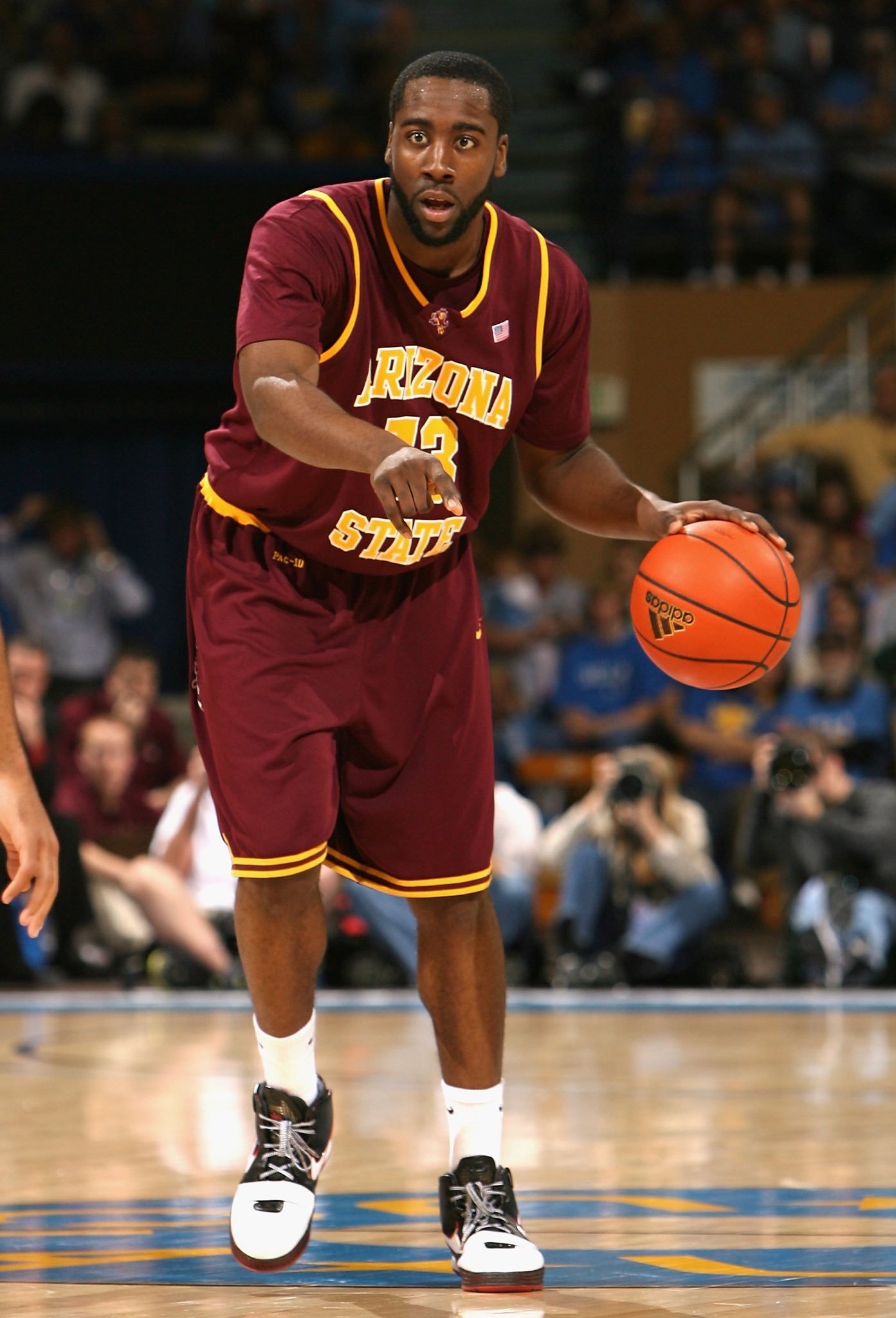 你必须得穿13号…这配色完全和亚利桑那州立男篮一模一样