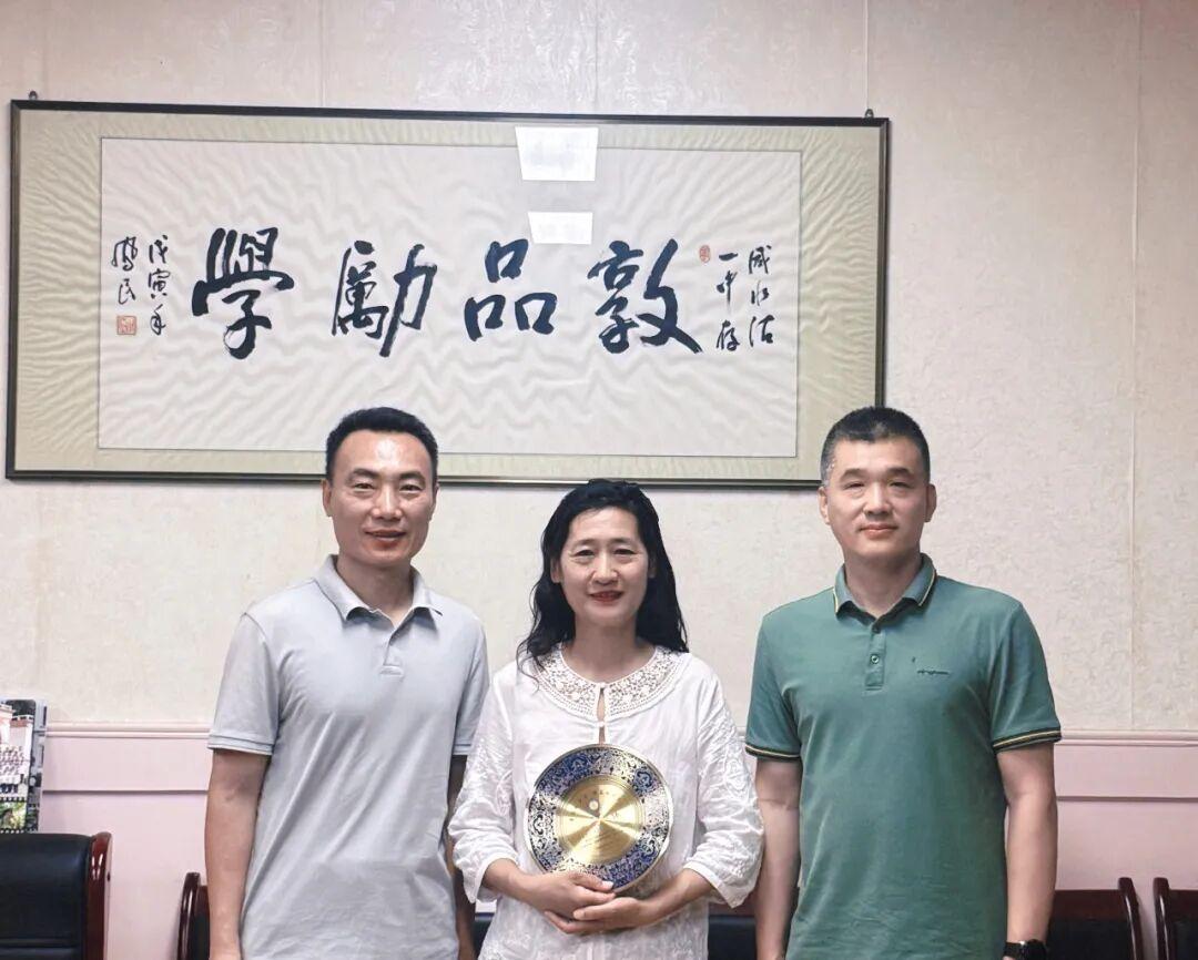 天津咸水沽一中， 7月23日为孙毅华老师举行荣退仪式，党总支书记吴景冬、校长马振