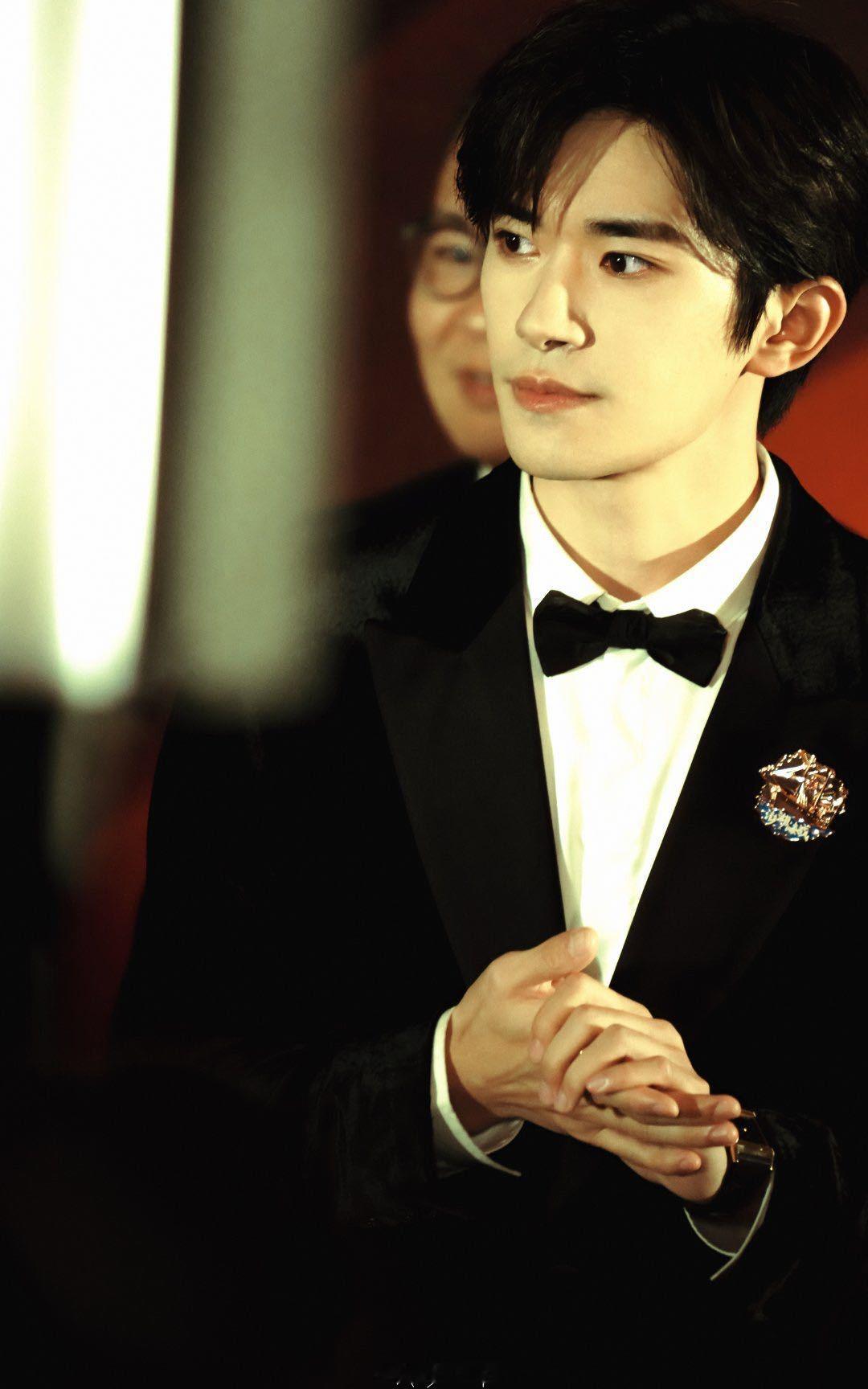 被千玺《狂野时代》首映礼笑容治愈了！卸角后自在鲜活，互动笑露梨涡，嘴角弧度藏欢喜