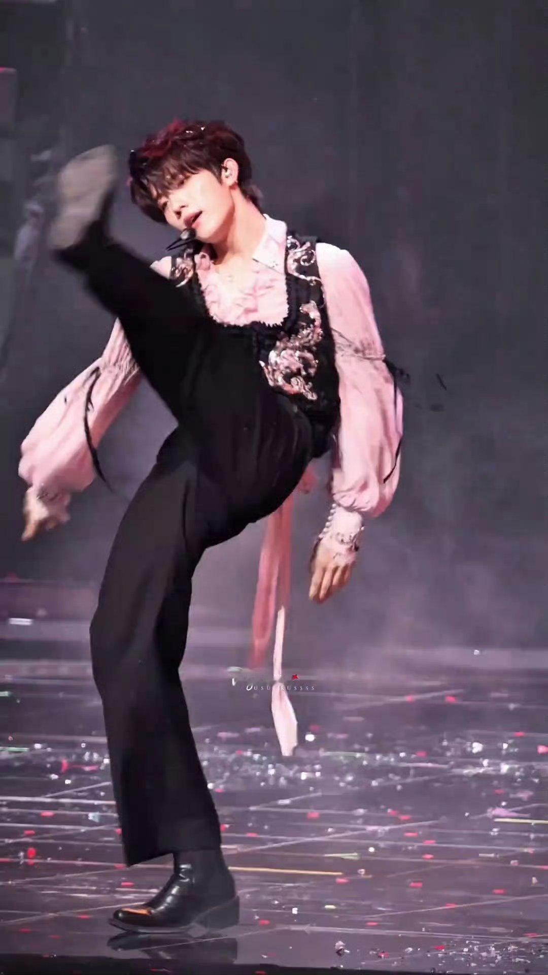 苏新皓在荣耀之战《Blow》舞台上这一脚，真的像圆规画圆一样标准！ 