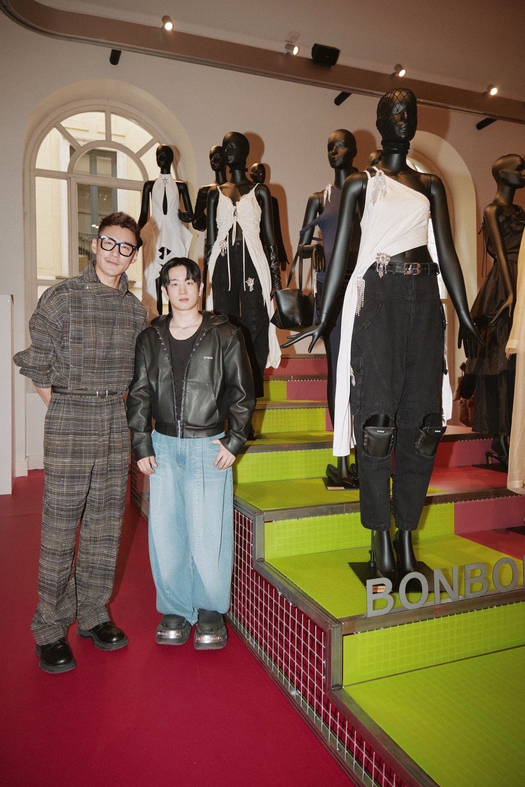 胡兵给阿布扎比上点东方震撼 阿布扎比的沙从未如此东方。胡兵携香云纱而至，以气定神