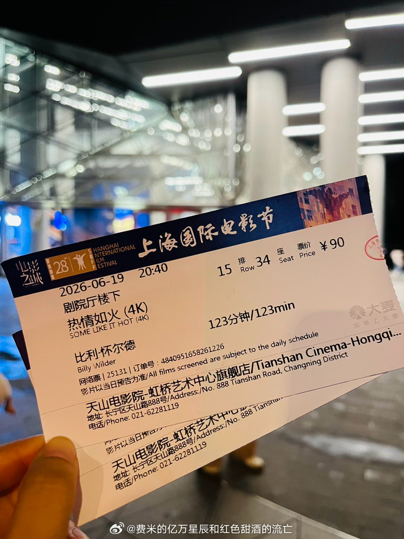 看了久仰大名的热情如火。第一次看梦露的电影，被美得一个激灵。实在是太好笑了，而且