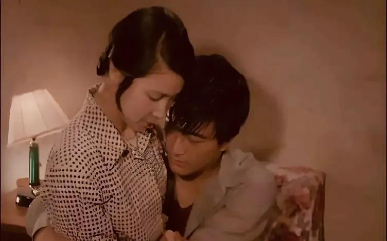 小伙娶了1个漂亮的女孩为妻，可婚后妻子却拒绝同-房。这天，小伙回到家，见妻子正在