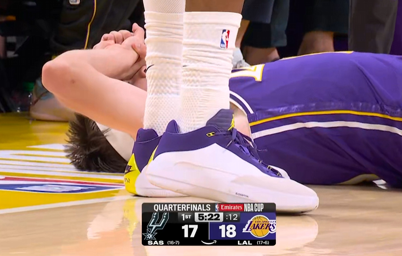 里夫斯连造对面2次犯规