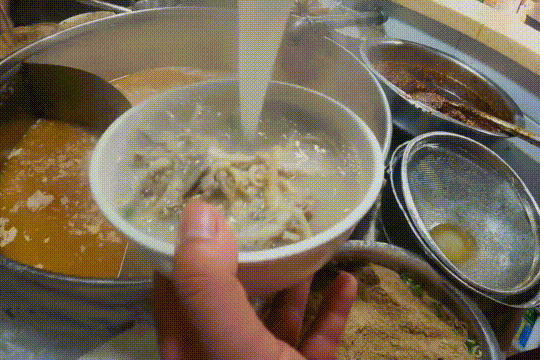 今日正式入伏，洛阳伏天美食藏满老讲究。头伏饺子解锁多样本地吃法，新安烫面角汤汁浓