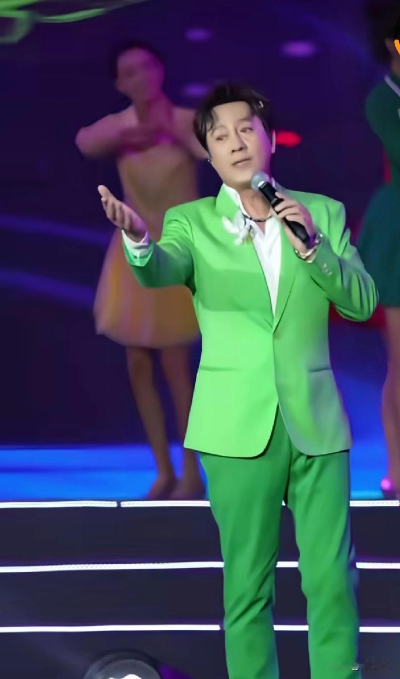 靠一首歌唱一辈子，混得个风声水起，也是个本事，网友说，还差个帽子一首歌变现