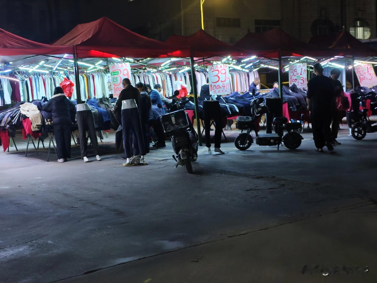 记录我的20262月1日晚，石埗夜市上有些冷清，原因是打工人大多回家了。