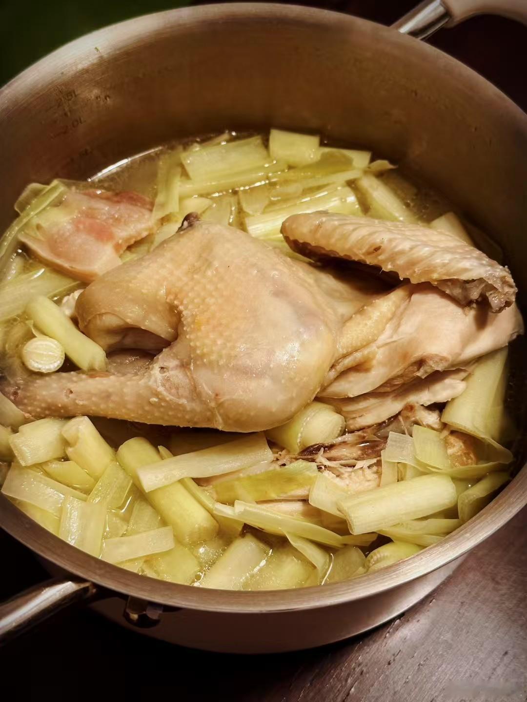 夏至开始，就要开始吃童子鸡了。一整个夏天，吃十几只🐓，补上夏日的虚耗，是我从小