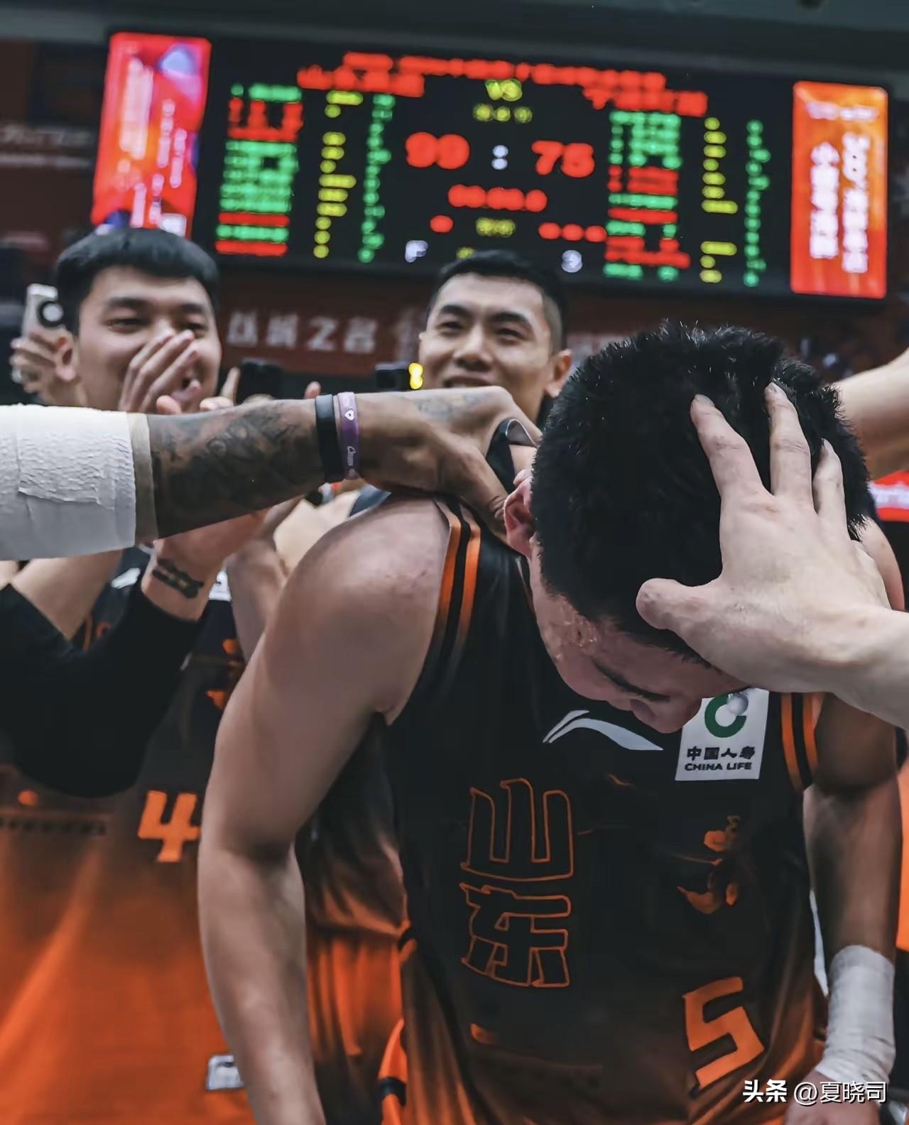 讲一件鲜少有人知晓的小事，本赛季表现出色的山东男篮小将王证，是高速俱乐部总教练纪