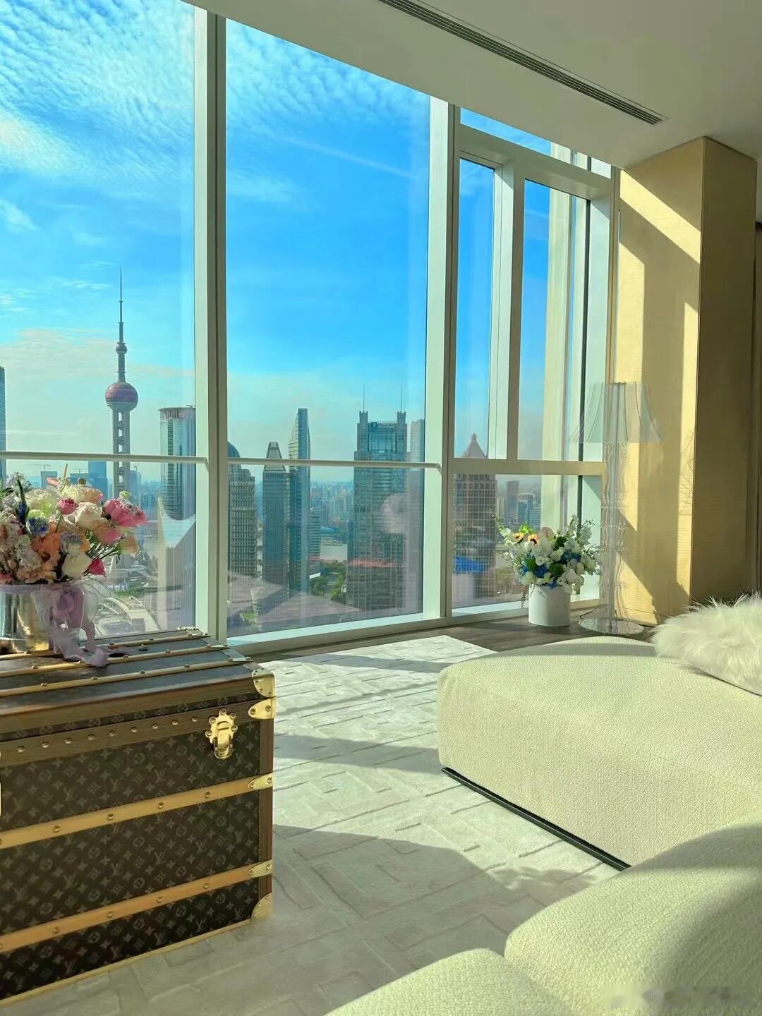 抛开别的不谈，黄晓明现女友叶柯的家真的美！家具摆件全是大几十万的奢侈品牌，满满R