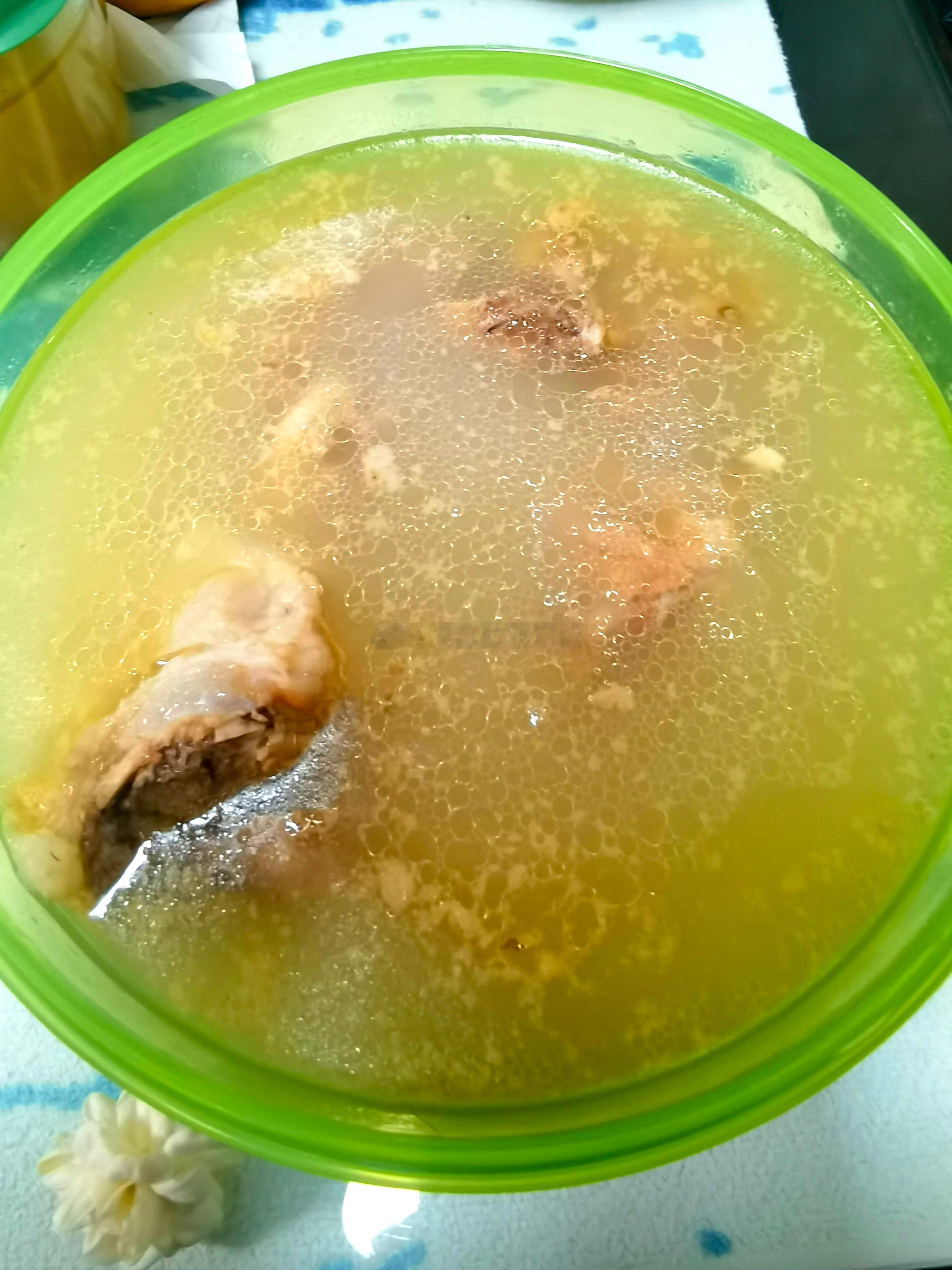 早餐：鸽汤云吞。家有老人住院，昨晚买了两只信菜鸽，就是比普通菜鸽价格高一倍多的信