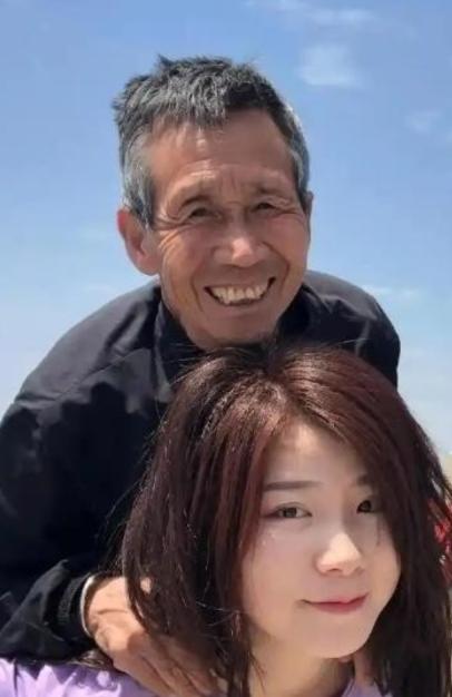 1997年，河南一个50岁光棍，捡回1名女婴。不料，送她读书后，她竟怒问：“穷到