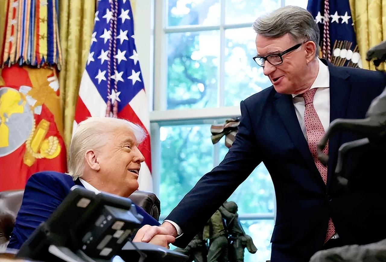 美国曝光的爱泼斯坦案文件，居然把英国政坛捅出个天大的窟窿，这瓜大到让人直呼离谱。