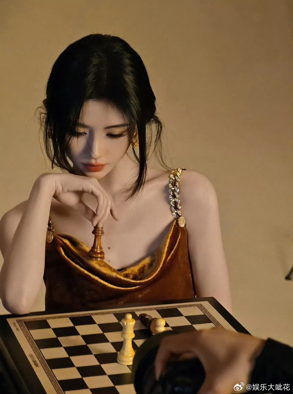 鞠婧祎金色眼影鞠婧祎万花世界新视角 鞠婧祎万花世界新物料来了，这个视角从未见过，