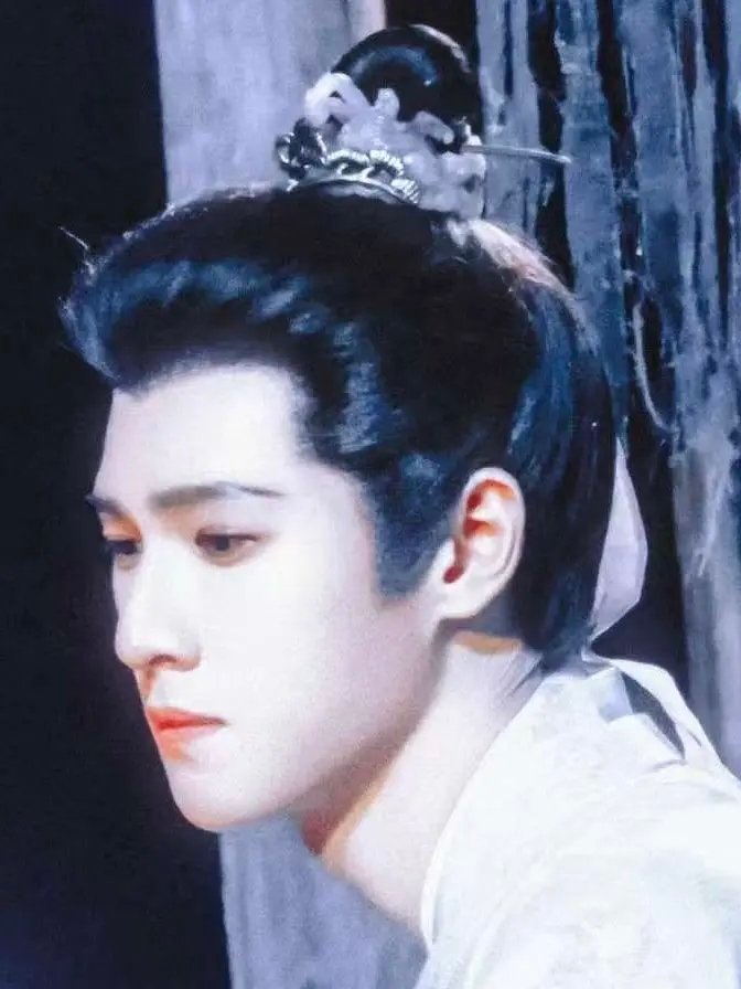 一眼分辨生的状态是不是在敷衍粉丝1、脸上的骨肉贴合度2、侧脸的颌骨轮廓和走向3、