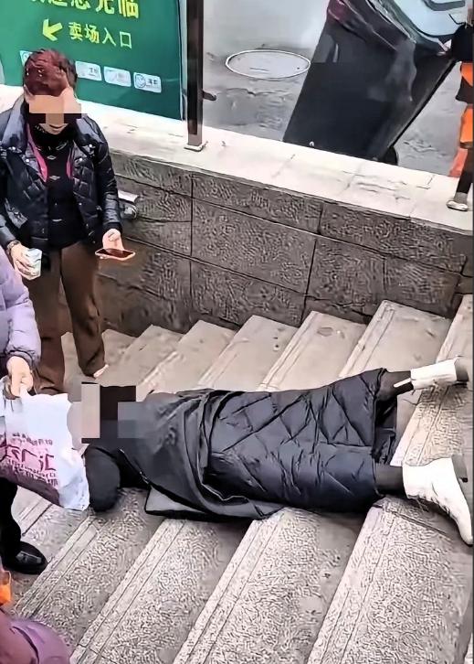 一27岁女子倒在路边台阶，被晨练大爷扶起送医，谁知，医生做完检查，开口一句话，让