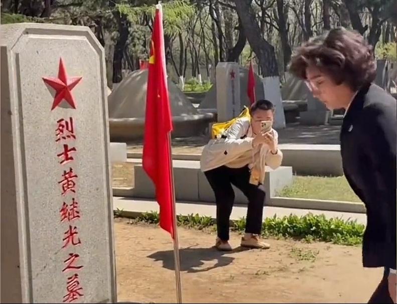 刘滨向黄继光烈士致敬鲜花，向英雄三鞠躬，当看到毛岸英的名字时她哭了！

2026