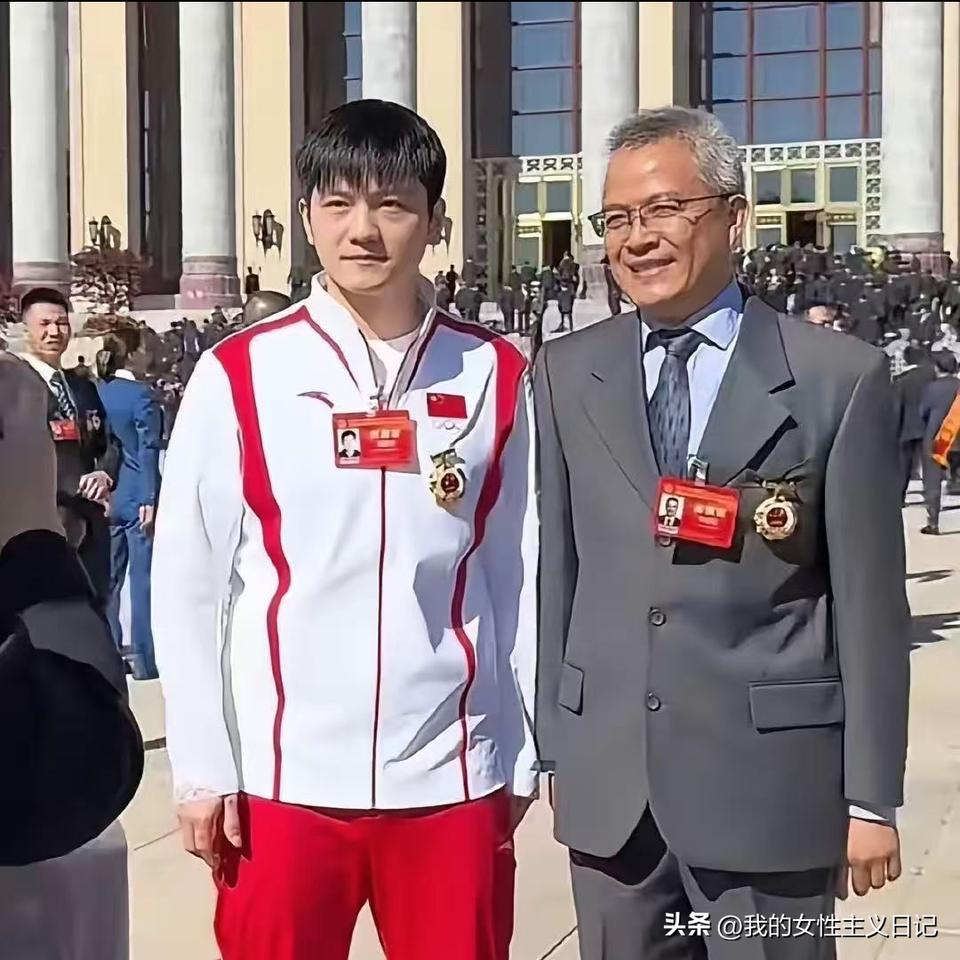 樊振东当选全国先进工作者了。他看上去有点憔悴，并不像想象的洒脱。确实，最近男队经