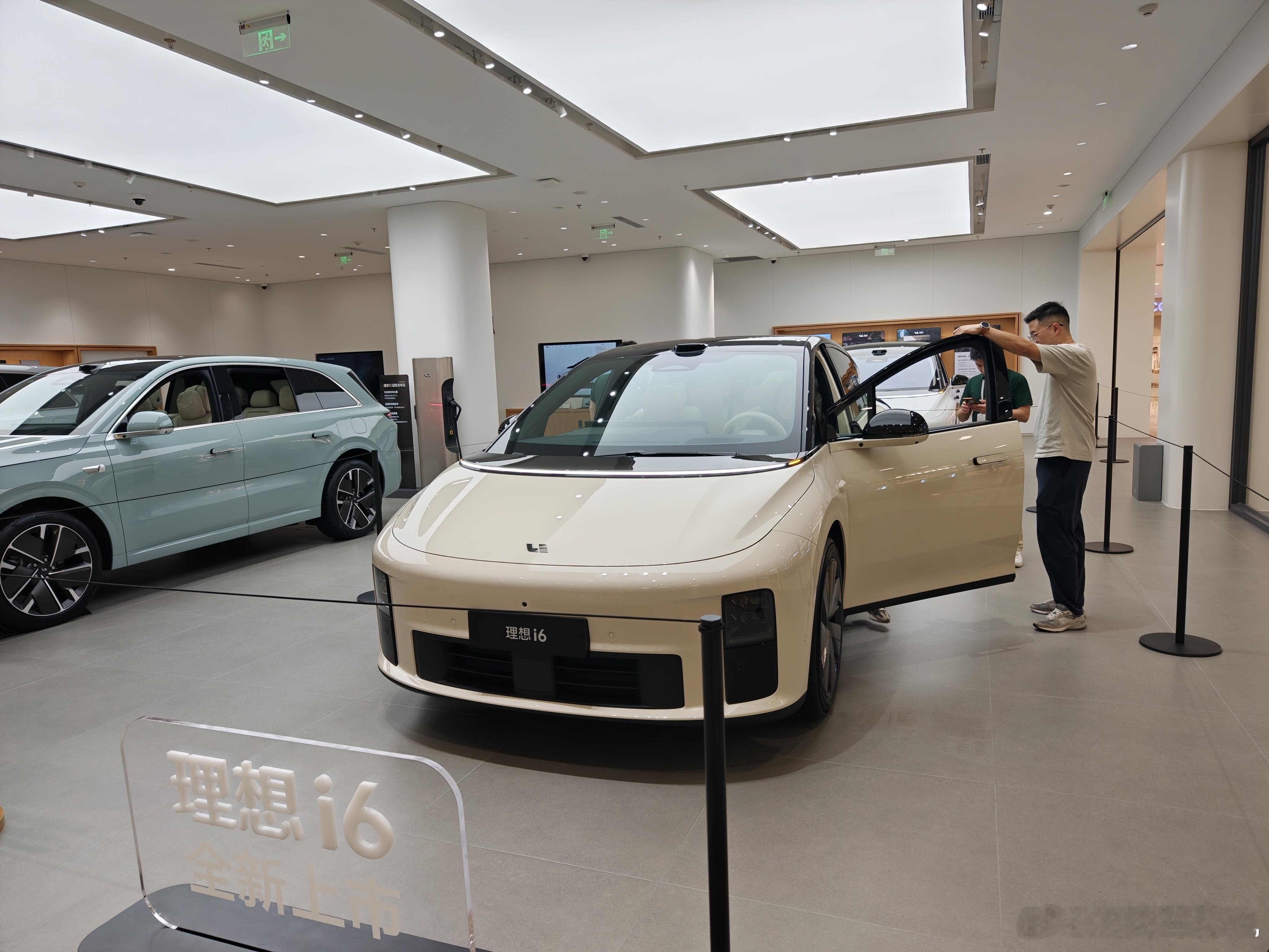 理想i6上市 第一时间来商超里面的理想店里面看了理想i6的情况。晚上7点钟可能周