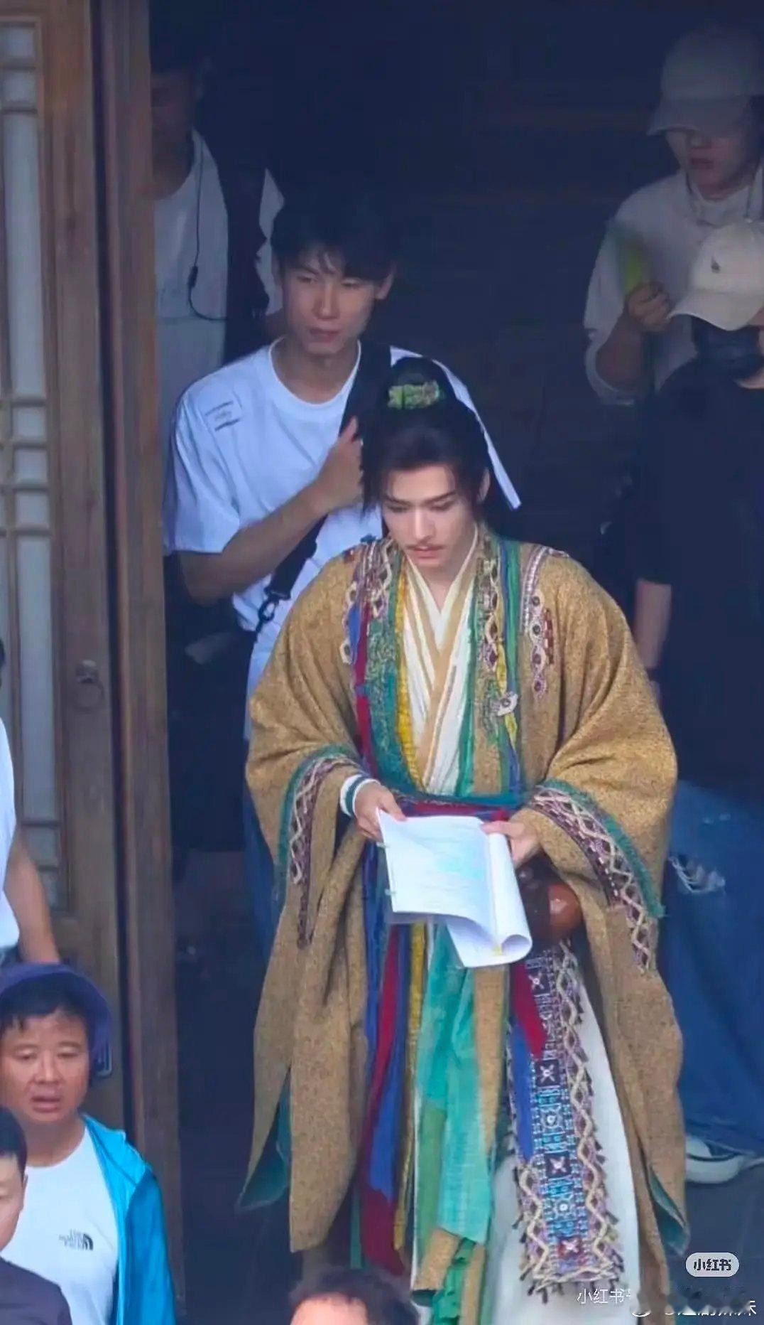 妆造拉胯浪费颜值，龚俊粉丝为何沉默不维权