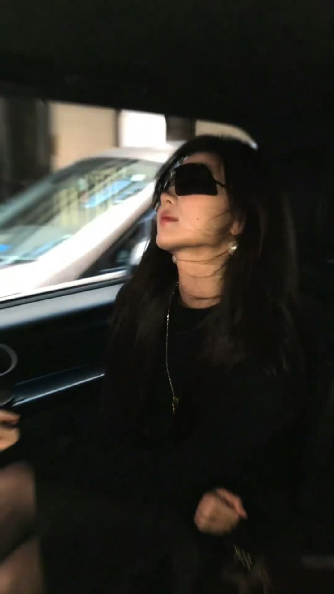 孙千巴黎最有腔调的女人哇哇哇这几张照片又酷又拽的，真的好像千颂伊本伊啊！我可太喜