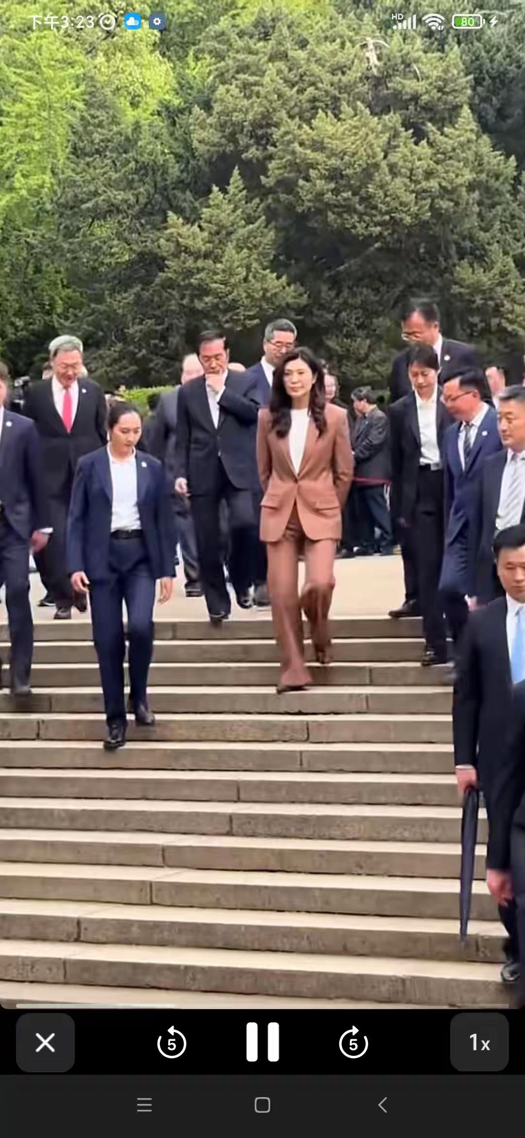 身姿挺拔，眼神锐利[吃瓜群众]