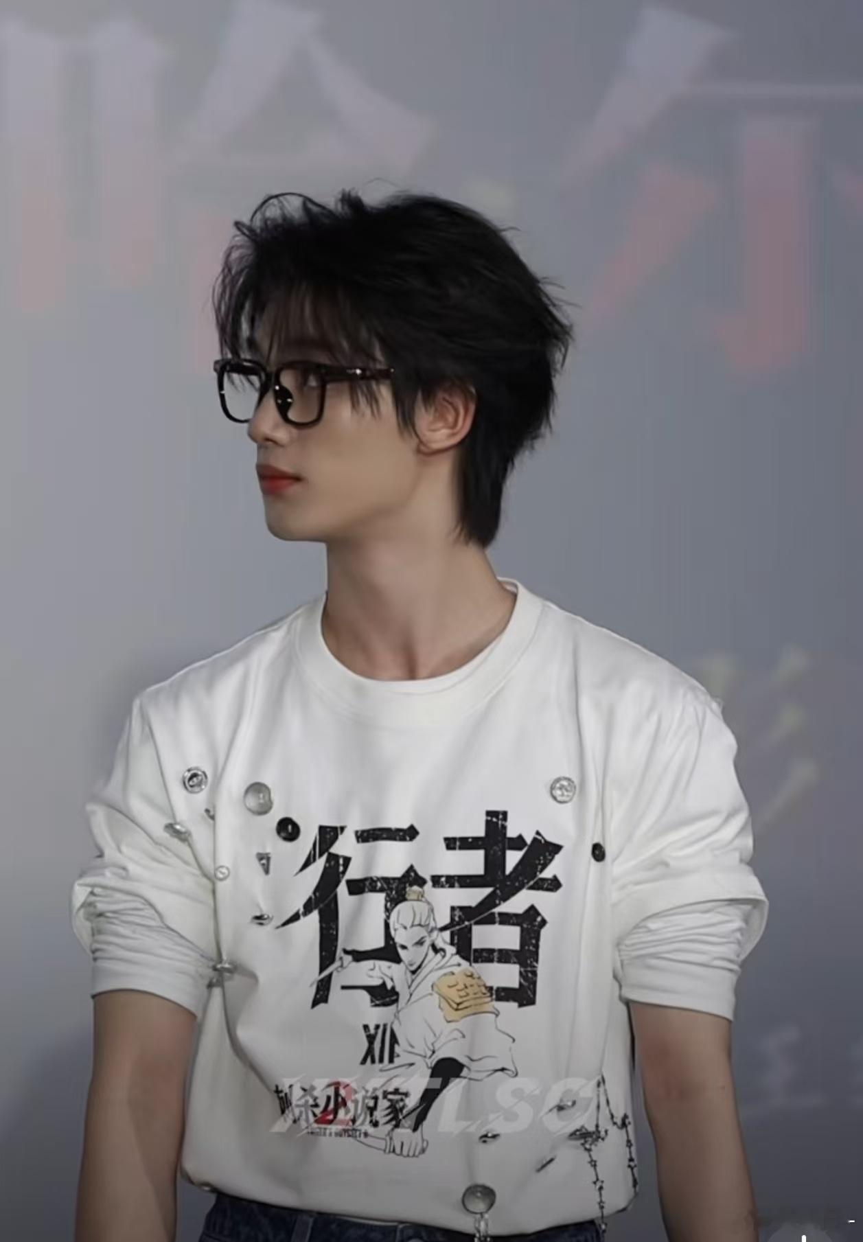 丁程鑫让工作人员坐下丁程鑫让挡住粉丝的工作人员坐下丁程鑫人真的特别好，让挡住粉丝