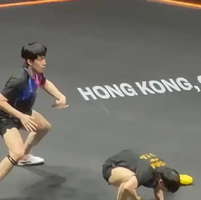 豆包随手摆了个抽筋姿势，15秒视频没台词，只配魔性音效，结果点赞一夜破百万。
大