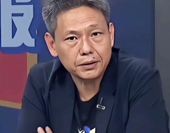 台湾又冒出个指点江山的人物，他就是谢寒冰，看来确实有点冰，站出来为郑丽文辩解，称