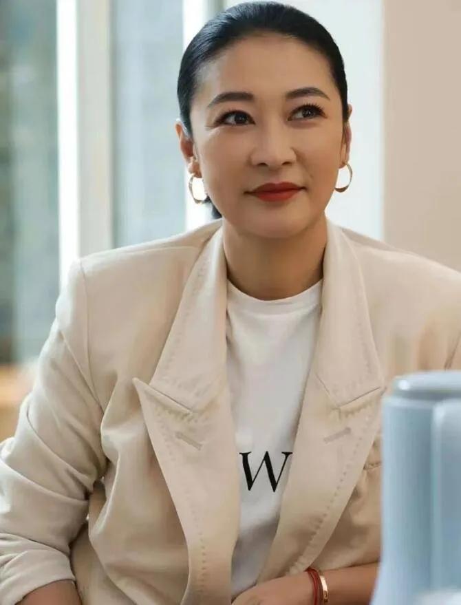 演员，黄渤说，梁静这个人记性忒差，我们一块儿出去，愣是丢这个忘那个，有一次我们在
