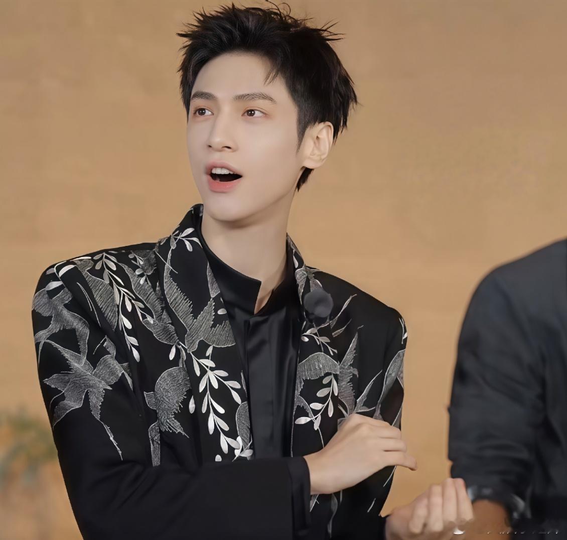 罗云熙嗑cp嗑到正主面前 笑不活了！罗云熙你可太双标了[笑cry]！ 一边是追着