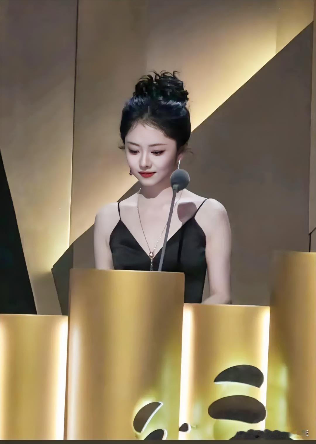 谁能拒绝谭松韵的小娃娃脸啊，我是狠狠爱住了！她小个子配娃娃脸，可可爱爱的模样简直