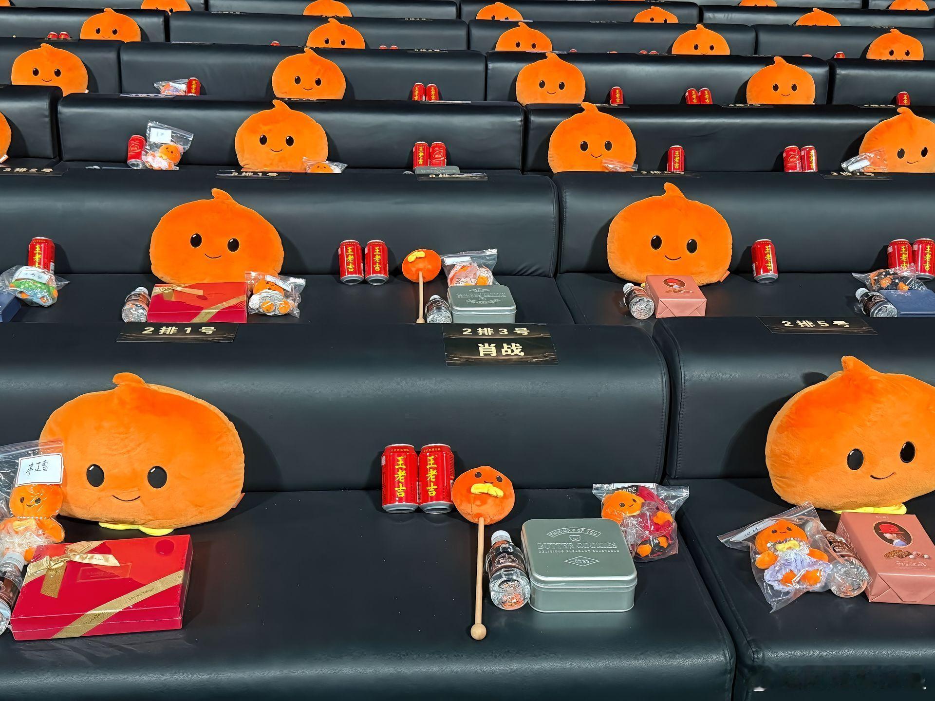 微博之夜以下午2点的座位为准，那会儿肖战杨幂辛芷蕾就是在一个沙发上的，工作留痕的