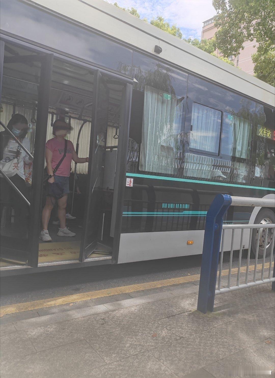 6辆501路过去了，2辆18路过去了，还有3辆12路也过去了，又一辆501来了，