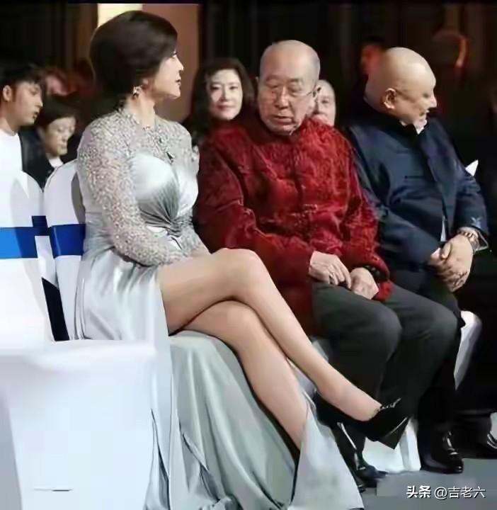 不要脸啊，真的，臭不要脸
你个老爷子出席重大活动，在公众场合要注意形象。你的一举