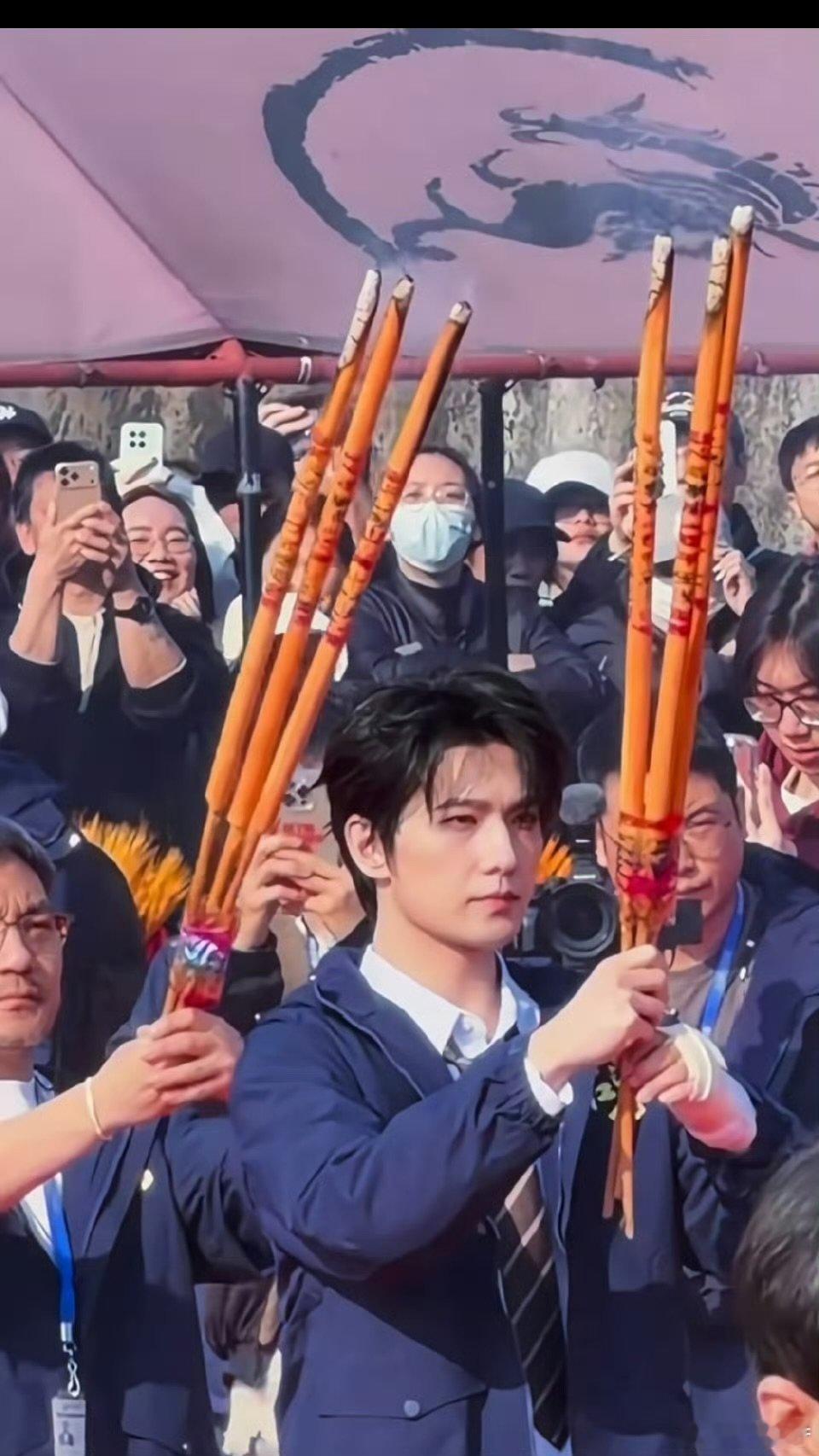 杨洋站第二排翟子路站第一排拜四方需要转身，这是行业里很常见的仪式流程。 