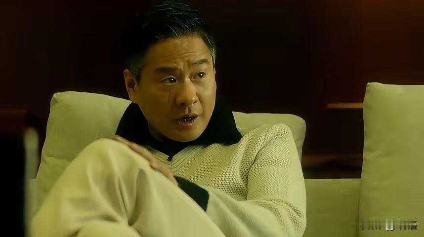 《老炮儿》里洋火儿是重情重义之人。
六爷到访，他热情叙旧，主动掏钱相助；面对六爷