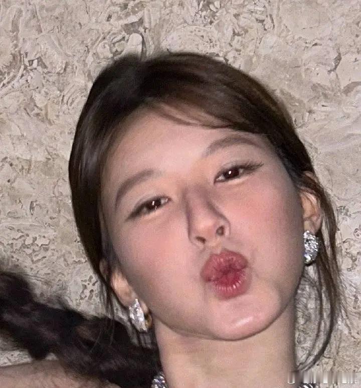 赵露思这嘴和下巴要不要这么奇怪 ​​​