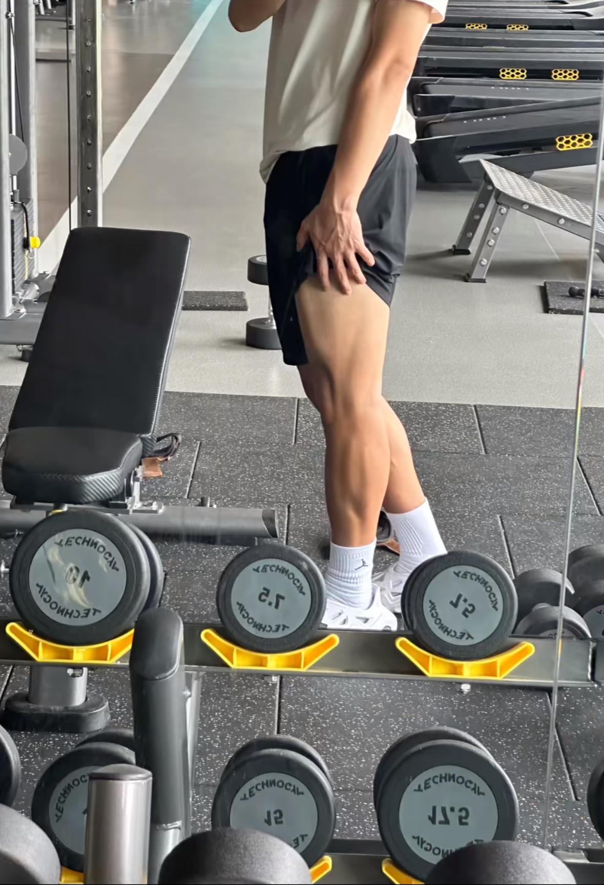男生穿白袜和黑袜,你爱哪一种?