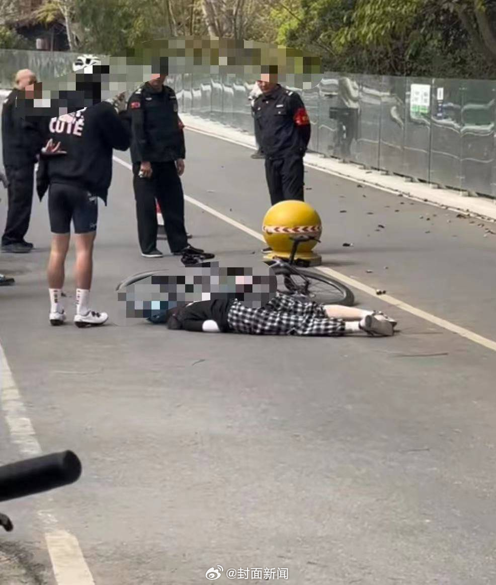 【#女子绿道骑车疑撞上石墩倒地#】#目击者称女子面部着地不能动#3月26日，在成