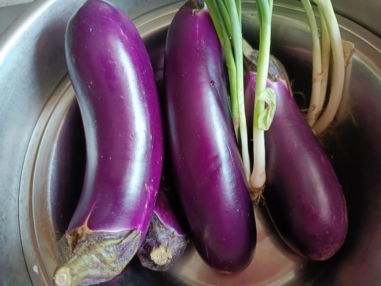 今天买了茄瓜🍆
看起来很漂亮
紫紫的颜色
要不要削皮
你们吃茄子🍆
要削皮吗
