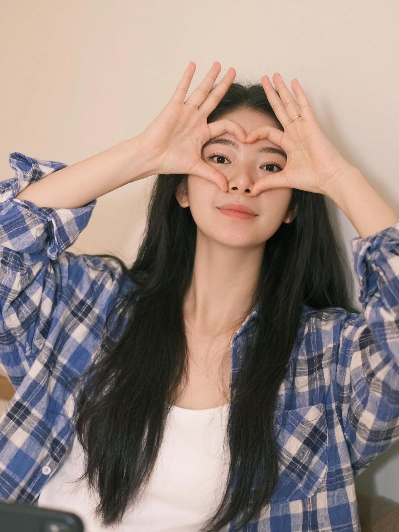 人间满眼敷衍，赤诚真心愈发稀缺。有幸被人偏爱，概率堪比彩票中奖。往后不必讨好任何