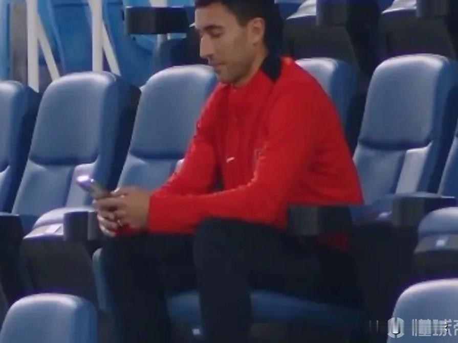 中超绯闻转会---亚历斯祖…在成都蓉城与莫斯科迪纳摩的热身赛上，转播镜头给到了看