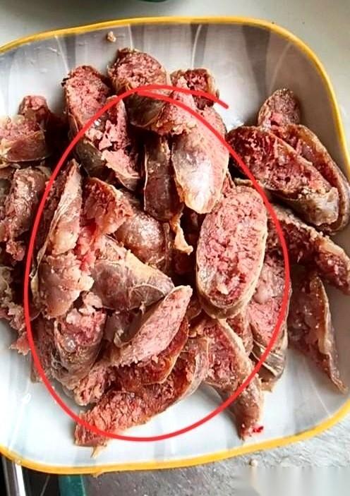 那一刀下去，我辛辛苦苦晾了7天的香肠，直接在我眼前，散成了一盘肉末。
真的，不是