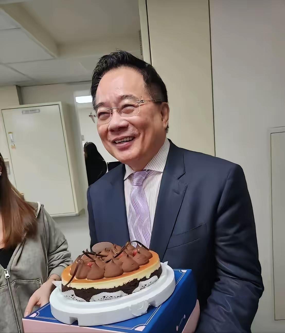 3月19号下午，一个即将入狱的人，在电视台演播厅里，被同事们围着送了一程。
​这