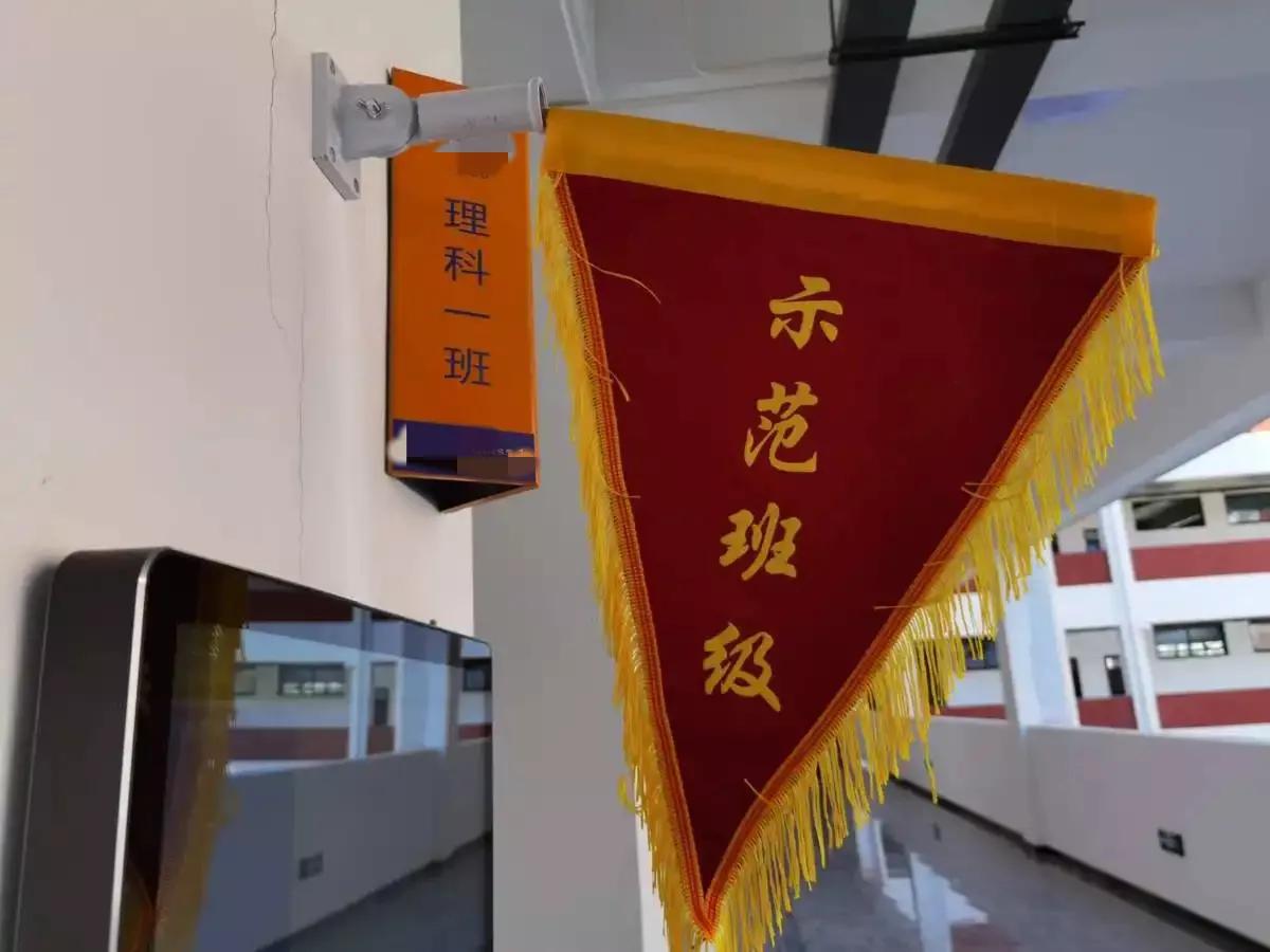 越来越卷，2024年上高中的孩子惨了。

昨晚接孩子回来，她跟我说准高一新生已经