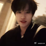 张极雪夜自拍 张极的雪夜自拍太有故事感了！雪纷纷扬扬地飘落，他站在雪中，像是在等