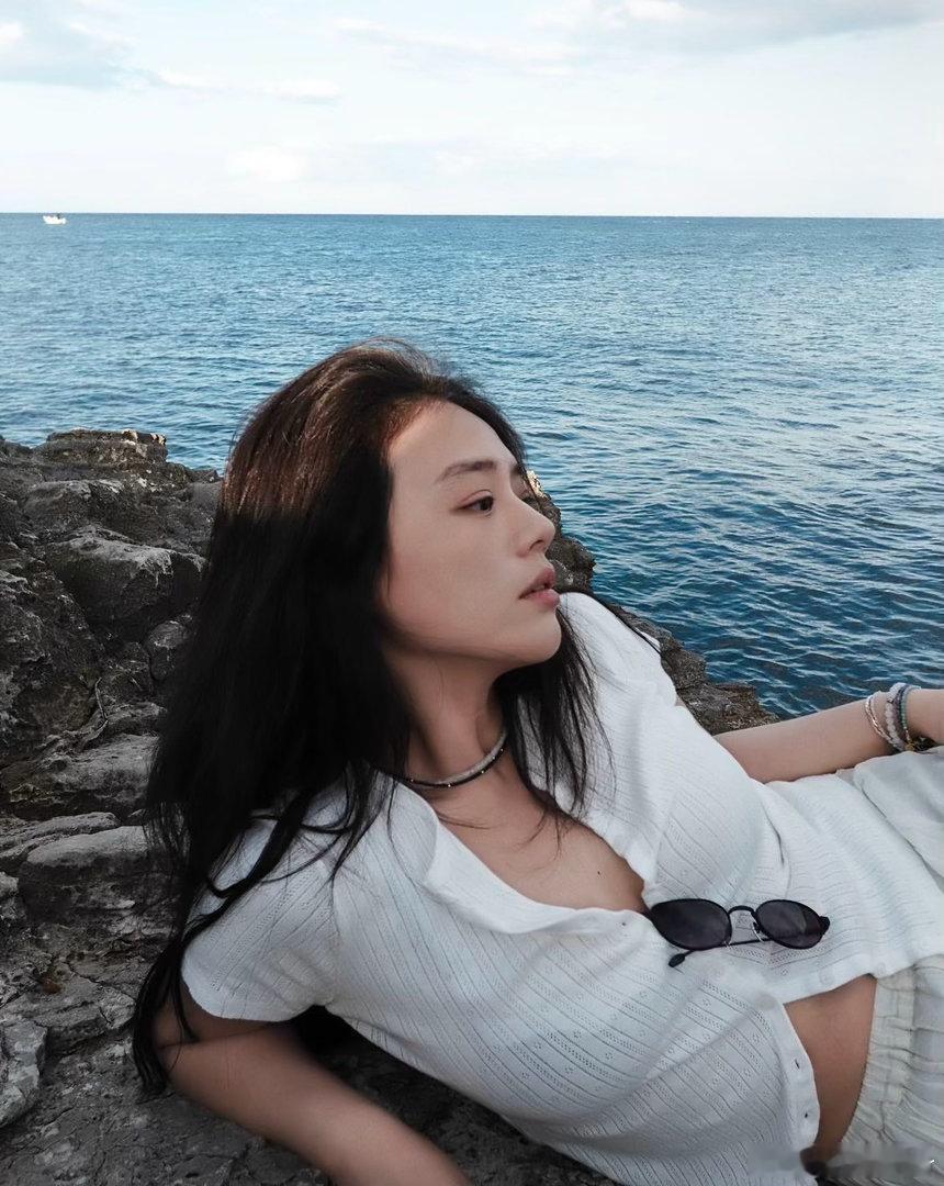 马思纯拍过尺度最大的亲密戏 姐出道这么多年，什么场面没见过。这次她说自己得喝酒壮