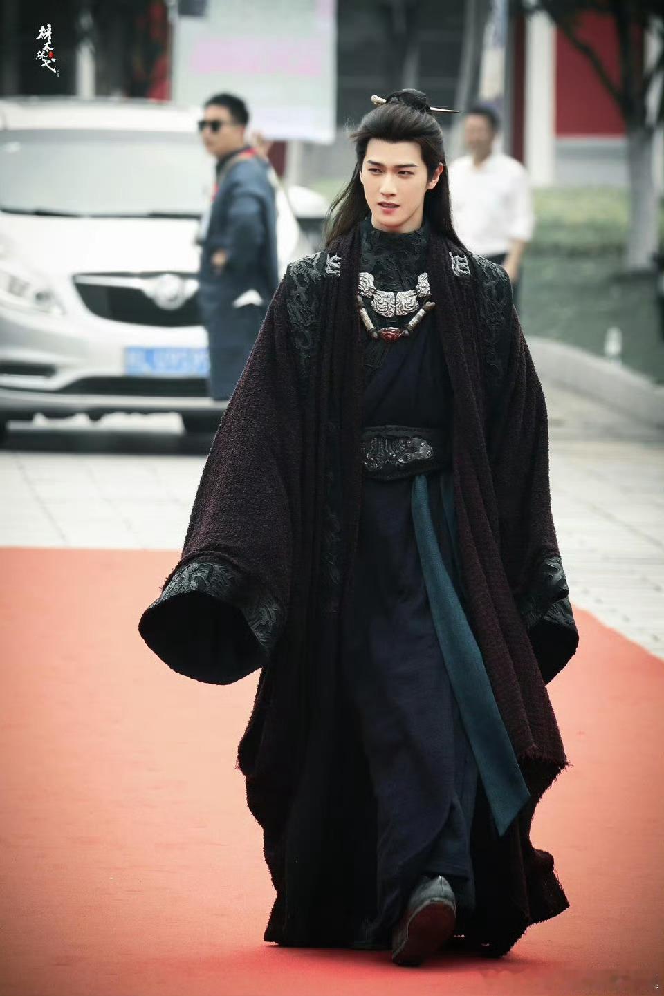 李昀锐穿着戏服走红毯  [打call][打call]李昀锐穿着《冰湖重生》戏服走